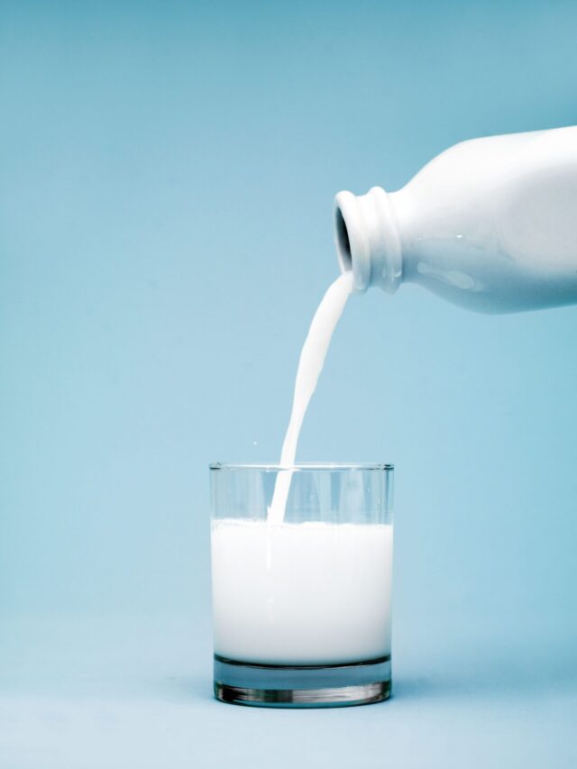 सोते समय दूध पीने के ये 8 फायदे जानिए